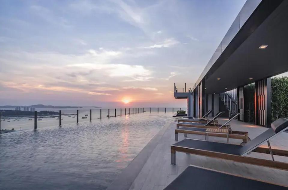 Base Central Pattaya Long Balcony King-Bed With Infinity Pool & Free Netflix! Exterior foto